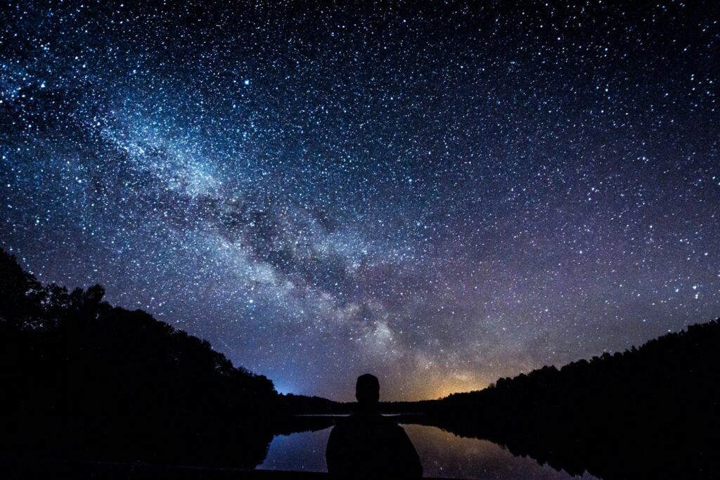 Blick in einen unbeschmutzten Sternenhimmel in der Natur