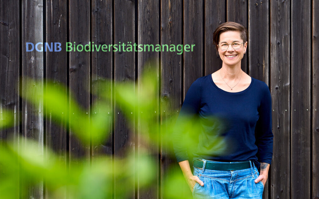Porträt von Sonja Stadje mit der Schrift "DGNB Biodiversitätsmanager" daneben