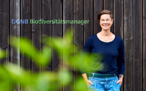Porträt von Sonja Stadje mit der Schrift "DGNB Biodiversitätsmanager" daneben