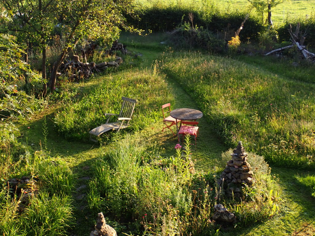 Eine kreativ gemähte Wiese von oben betrachtet