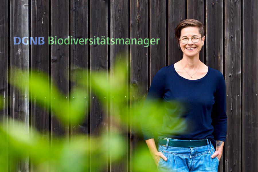Porträt von Sonja Stadje mit der Schrift "DGNB Biodiversitätsmanager" daneben