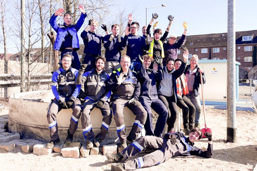 Workshop Gruppenfoto mit Sonja Stadje bei einer Mitmach-Baustelle