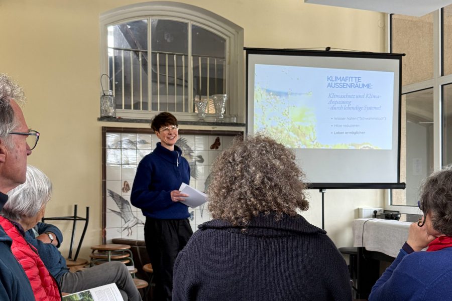 Naturgartenplanrin Sonja Stadje hält einen Vortrag in Husum